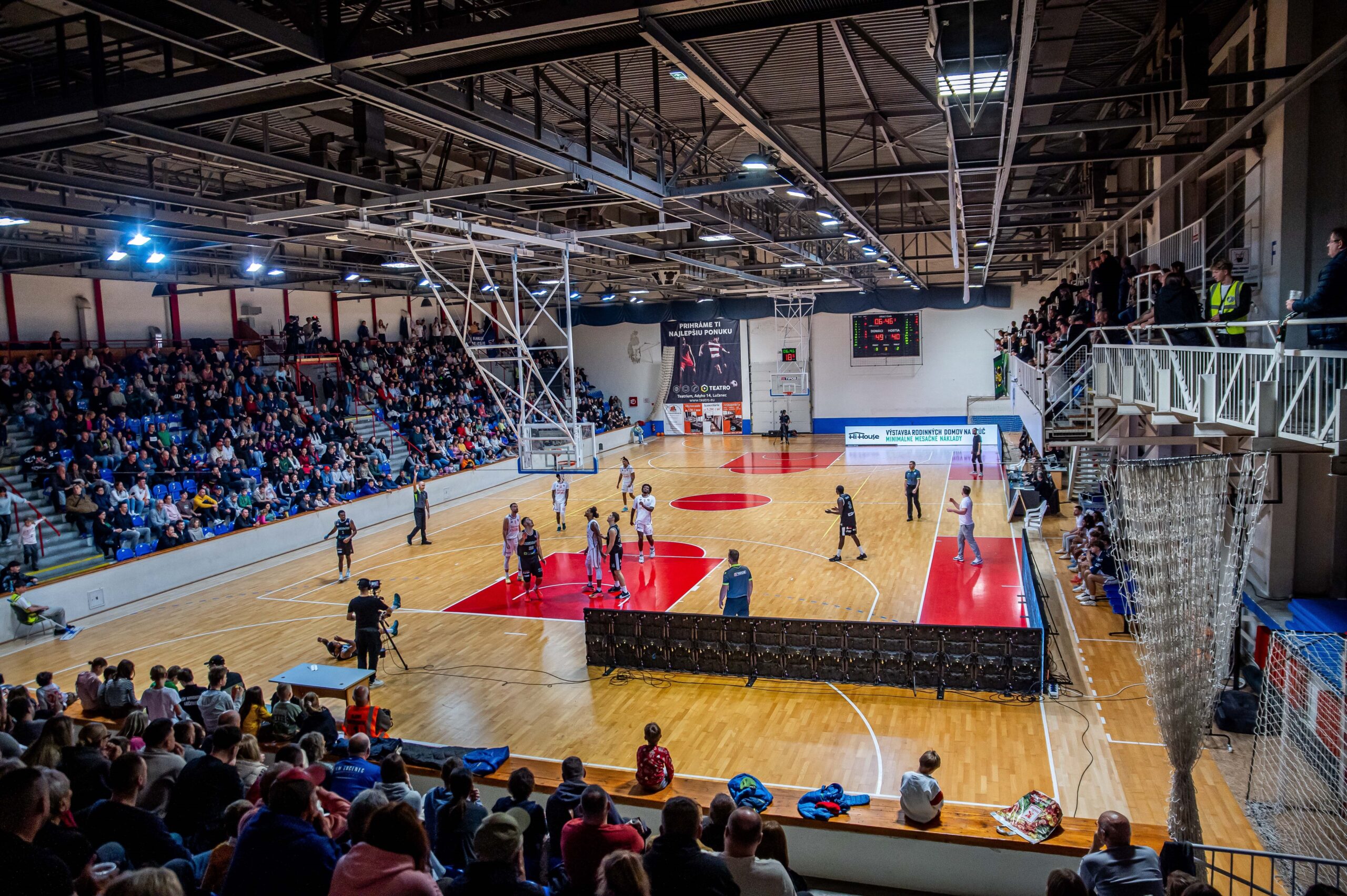 Športová hala ARENA Lučenec - Interior view of the basketball court