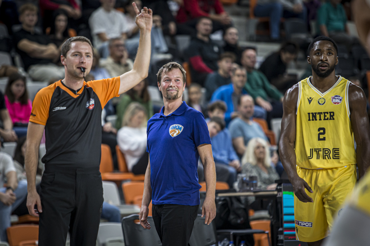 Tréner BKM Lučenec Pieti Poikola počas zápasu proti Interu Bratislava (foto Vladimír Dorňák)